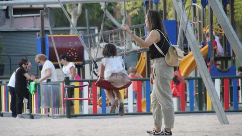 Varios niños jugando en una zona de ocio infantil en el centro de Zamora. Imagen de archivo
