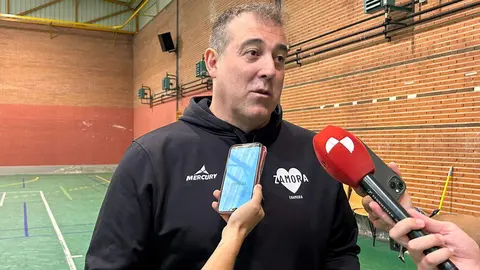 Fran González atendiendo al a prensa