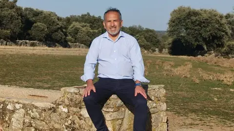 Daniel Longione junto al terreno en el que aspira a desarrollar el huerto hidropónico en Fariza. FotografÍa: CEDIDA