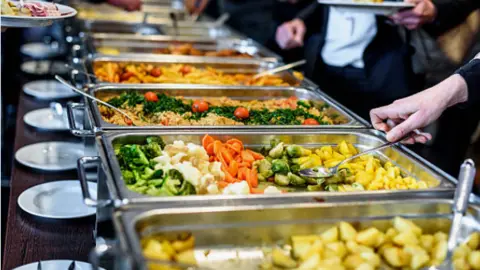 Catering de comedor en una empresa. Fotografía de archivo