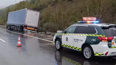 Accidente en la A- al paso de Lubián entre un camión y un turismo. Fotografía: CEDIDA