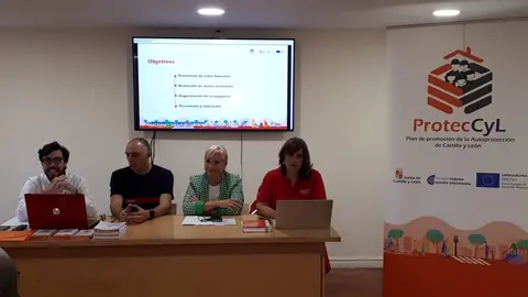 La delegada territorial, Leticia García, junto a la alcaldesa de Benavente, Beatriz Asensio, durante  la inauguración de la jornada informativa sobre el Programa de Autoprotección de Castilla y León (PROTECCYL) impulsado por la Agencia de Protección Civil de la Consejería de Medio Ambiente, Vivienda y Ordenación del Territorio