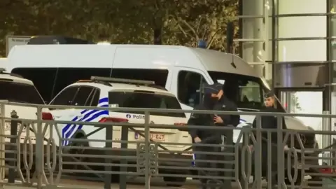 Policía belga tras el atentado sobre aficionados suecos