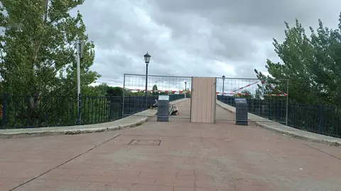El Puente de Piedra cierra al tráfico (2)