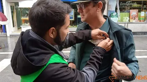 Colocación de lazos rosas en el día del cáncer de mama