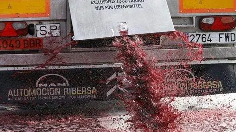 Una cisterna vaciando el vino español en la entrada a la frontera con Francia. Fotografía: Unión de Uniones