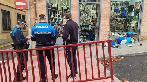 Escaparate roto tras el accidente en la Plaza del Grano de Benavente Fotografía: Interbenavente.es