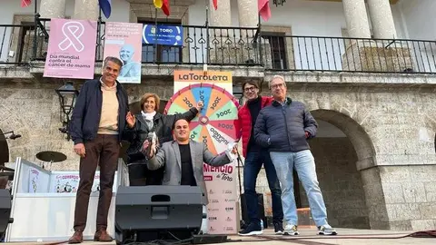 Alfonsa Gallego ganadora de los 2000€ del la “Fiesta del Comercio de Toro”