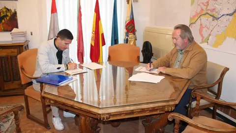 Firma convenio Ayuntamiento de Zamora con ADES