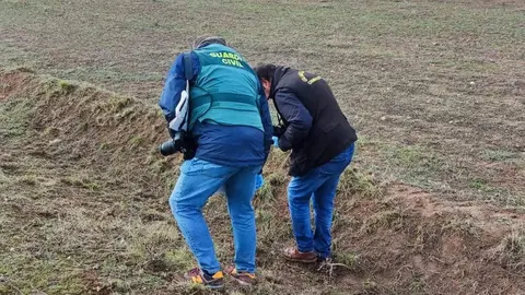 Labores de investigación de la Guardia Civil en el lugar del suceso