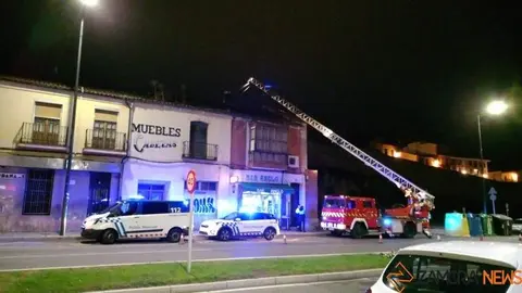 La caída de una antena obliga a intervenir a bomberos y policía en Zamora