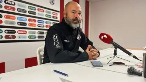 David Movilla en rueda de prensa antes del duelo ante el Vetusta