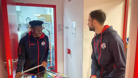 Jugadores del Zamora acuden a Casa Betania (3)