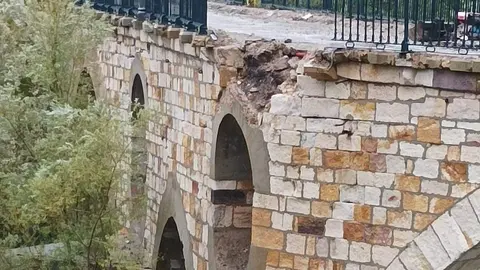 Desprendimiento de varios sillares en el Puente de Piedra. Fotografía: @PacoGuarido
