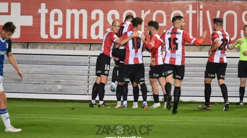 Celebración del gol de Kun ante el Oviedo