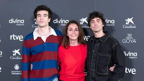 Los Javis y Ana Belén