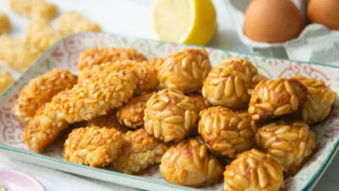 Panellets o empiñonados