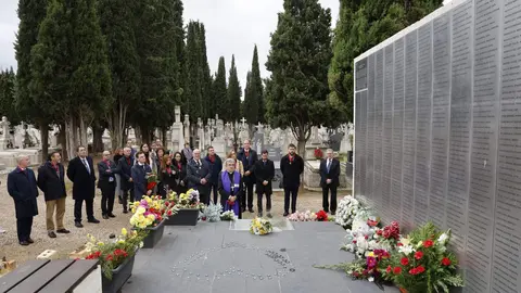 Momento de la ofrenda floral al monumento a la memoria histórica en el cementerio de El Carmen en Valladolid. Fotografía: Ayuntamiento