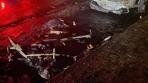 Incendio de madrugada de un contenedor y coches