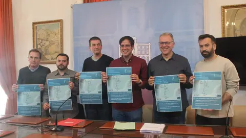 Representantes de los grupos políticos municipales junto al presidente de la Asociación Ferroviaria Zamorana durante el apoyo a la concentración por recuperar la Ruta de la Plata_2
