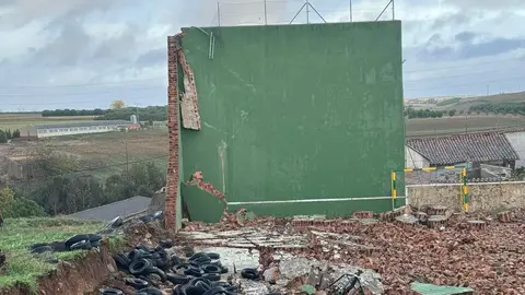 Parte del frontón derribado por el viento en Cerecinos de Carrizal. Fotografía: CEDIDA