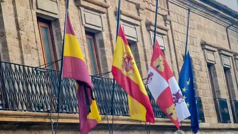 Banderas a media asta en el Ayuntamiento de Benavente. Fotografía: Interbenavente