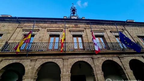 Banderas a media asta en el Ayuntamiento de Benavente. Fotografía: Interbenavente