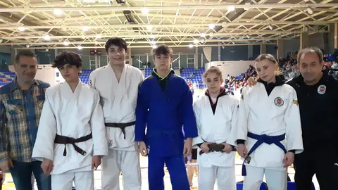 Elena Bahamonde y los judocas zamoranos participantes en el Torneo Internacional de Castilla y León
