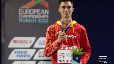 Mario García Romo ocupando el tercer puesto del cajón en el Campeonato Europeo de 2022. Fotografía: RFEA