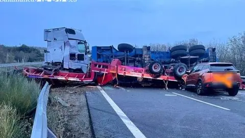 Estado de los vehículos siniestrados esta mañana en el kilómetro 392 de la A-66, en Guijuelo. Fotografía: Salamanca RTV Al Día