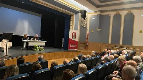 El periodista y corresponsal Agustín Remesal en las conferencias organizadas por la Hermandad del Yacente