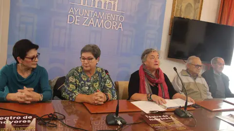La concejala de Servicios Sociales, Mayores, Igualdad, Cooperación y Salud Pública, Auxi Fernández, Antonio Sastre y Belisario Taranquilla de la asociación Jubilados El Ángel y Arancha Arribas y Paqui Martín de la Universidad de la Experiencia