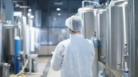 tecnologo-traje-proteccion-blanco-caminando-traves-linea-produccion-fabrica-alimentos-comprobando-calidad (1)