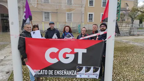 Entrega de firmas de la CGT Zamora en la Consejería para solicitar la reducción de la jornada lectiva entre los docentes mayores de 55 años