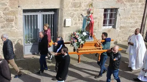 procesión en Mombuey
