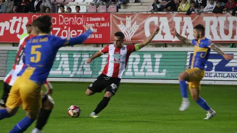 Dani Hernández buscando el gol en el Zamora Avilés