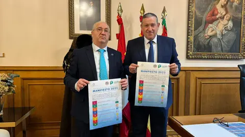 El presidente de la Diputación de Zamora, Javier Faúndez, y el presidente de la Asociación de Diabéticos Zamoranos (ADIZA), Eusebio Pérez Pinilla