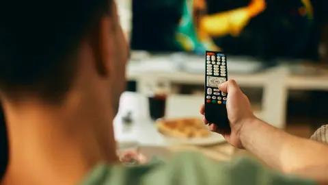 primer-plano-hombre-viendo-television-casa (1)