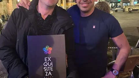 Álex Clavero con un lote de productos zamoranos junto a Alberto, de DourOliva