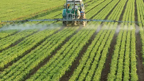 tractor echando fertilizando