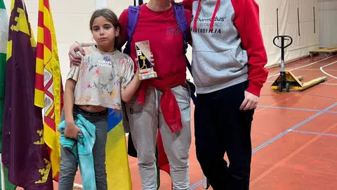 Beatriz Oñate con su entrenadora Noemí Álvarez