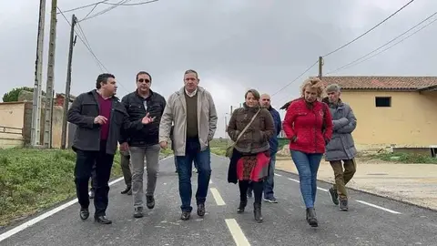 El presidente provincial ha estado acompañado en la visita por el alcalde de Villafáfila, Antonio Jesús Rodríguez Valverde, la diputada responsable del Área de Carreteras, Atilana Martínez Mayado, y el diputado de zona, José Ángel Ruiz Rodríguez.