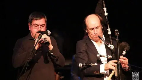 Alberto Jambrina y el gaitero Carlos Núñez en una actuación en el Teatro Principal de Zamora
