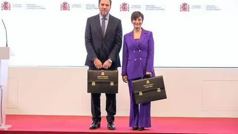 El nuevo ministro de Transportes y Movilidad Sostenible, Oscar Puente, junto a la nueva ministra de Vivienda y Agenda Urbana, Isabel Rodríguez