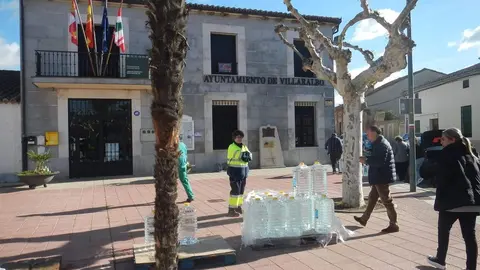 los vecinos de Villaralbo reciben agua embotellada 4