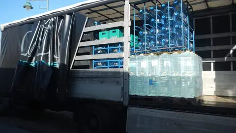 los vecinos de Villaralbo reciben agua embotellada. Imagen de archivo