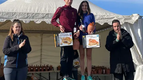 Ganadores del Cross Ciudad de Dueñas con el fondista del Vino Toro, Juan José Dueñas, en lo más alto