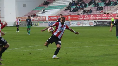 Pito Camacho busca conectar una volea que detendría el guardameta del Rayo. imagen de archivo