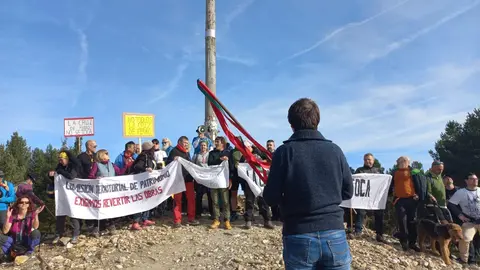 Miembros de la Asociación Zamorana de los Caminos de Santiago en la concentración para defender la Cruz de Ferro
