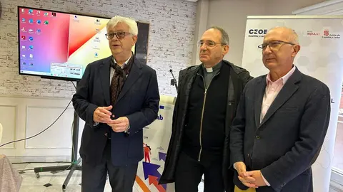 El presidente de la CEOE Zamora, José María Esbeq; el delegado de Cáritas Zamora, Antonio Jesús Martin de Mena y el 
Coordinador Emplea Lab y de la Fundación CEOE, Miguel Ángel García